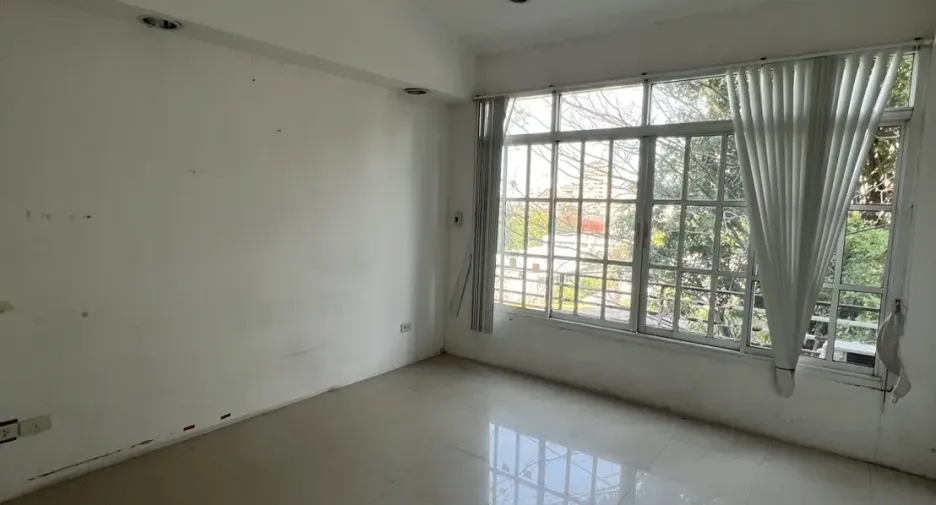 For rent and for sale 5 bedrooms retail Space in Watthana, Bangkok