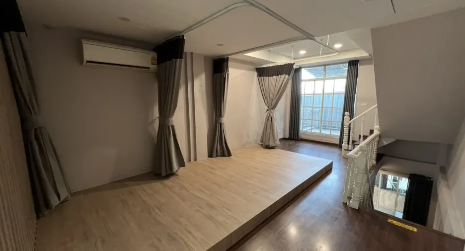 For rent and for sale 5 bedrooms retail Space in Watthana, Bangkok