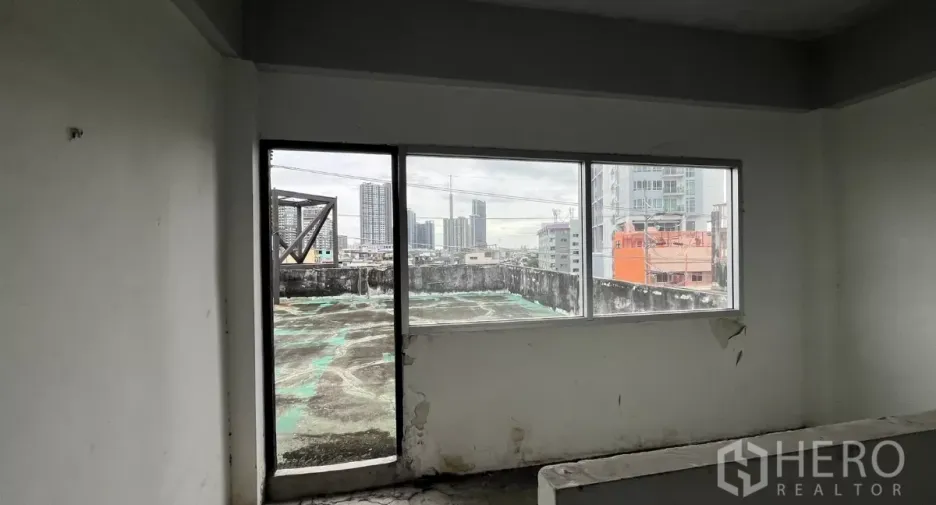 For rent retail Space in Watthana, Bangkok