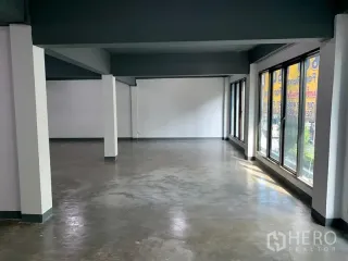 Аренда торговое помещение в Кхлонг Тоеи, Бангкок