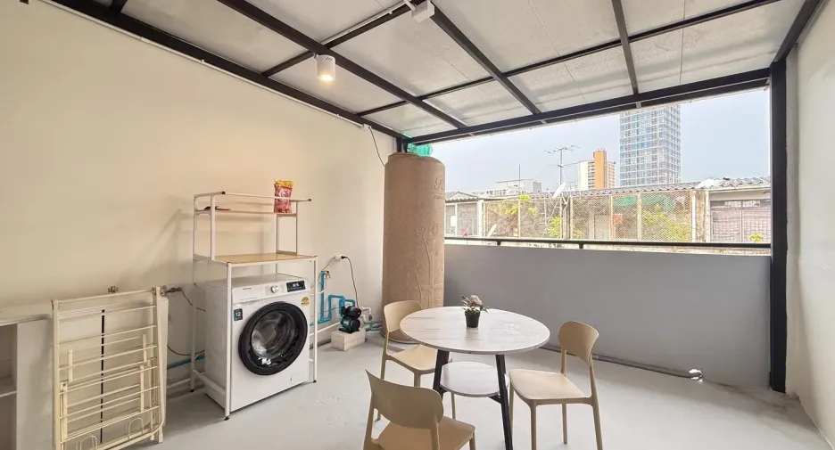 For rent 4 bedrooms retail Space in Ratchathewi, Bangkok