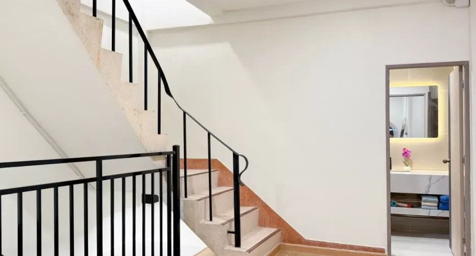 For rent 4 bedrooms retail Space in Ratchathewi, Bangkok