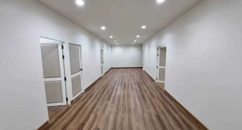 For rent 4 bedrooms retail Space in Bang Rak, Bangkok