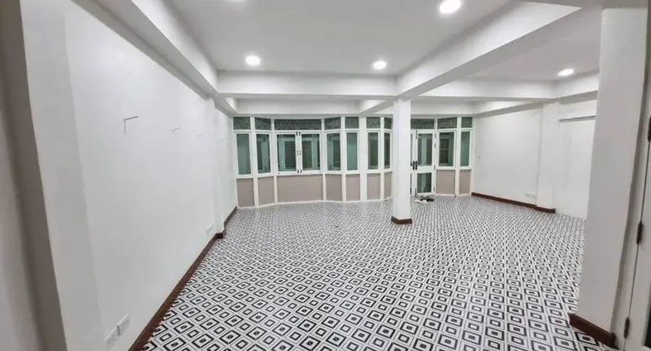 For rent 4 bedrooms retail Space in Bang Rak, Bangkok