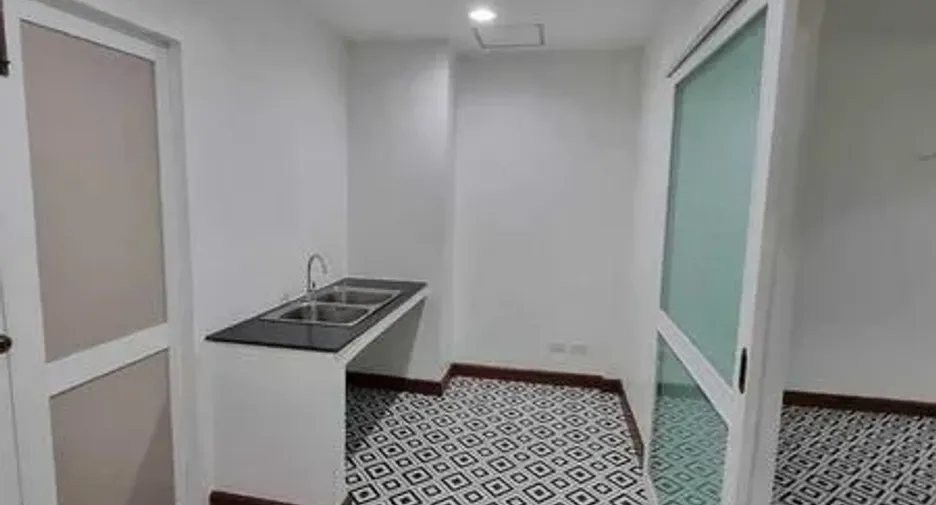 For rent 4 bedrooms retail Space in Bang Rak, Bangkok