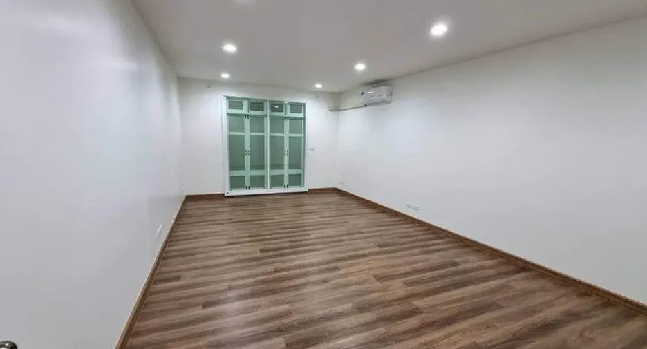 For rent 4 bedrooms retail Space in Bang Rak, Bangkok