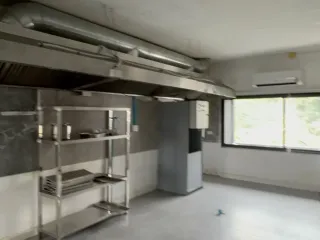 Аренда 4 спальни торговое помещение в Щаттхана, Бангкок