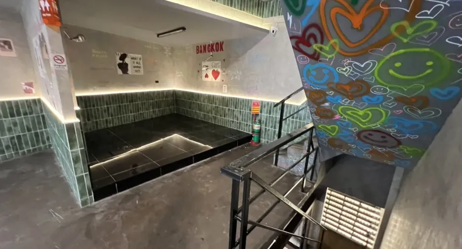 For rent 4 bedrooms retail Space in Watthana, Bangkok