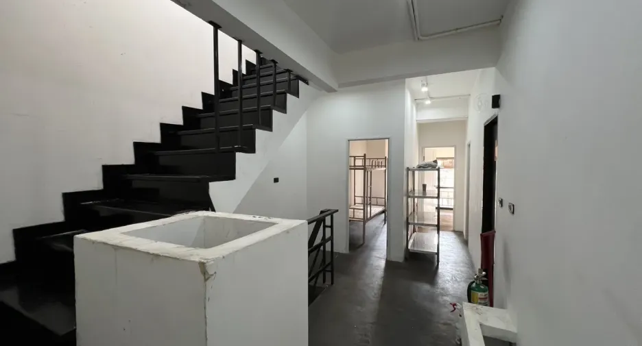 For rent 4 bedrooms retail Space in Watthana, Bangkok