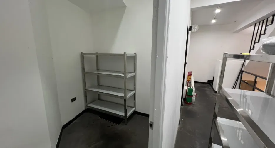 For rent 4 bedrooms retail Space in Watthana, Bangkok
