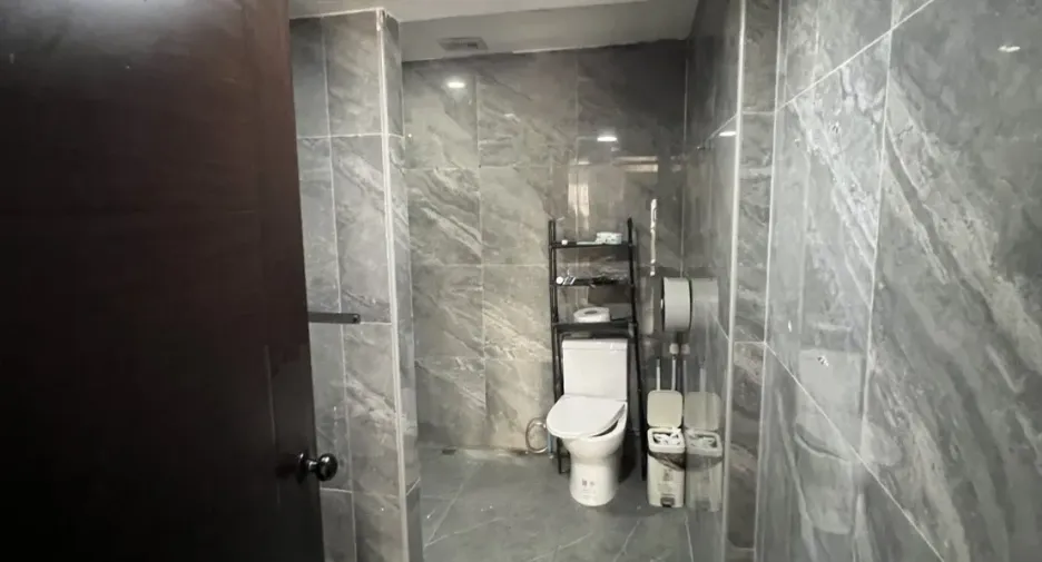 For rent 4 bedrooms retail Space in Watthana, Bangkok