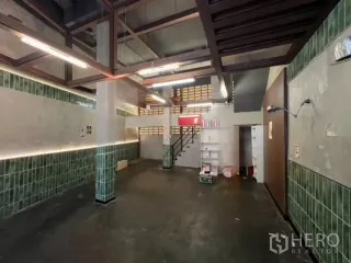 Аренда 4 спальни торговое помещение в Щаттхана, Бангкок
