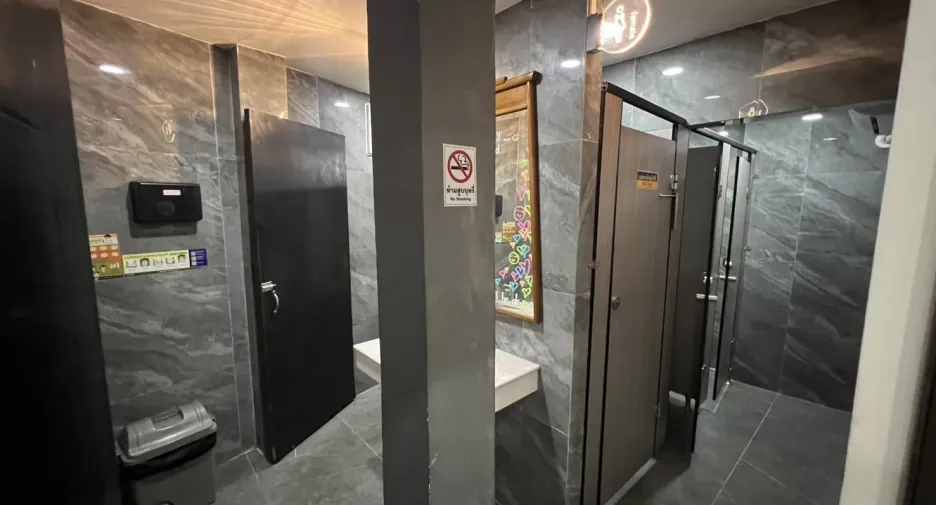 For rent 4 bedrooms retail Space in Watthana, Bangkok