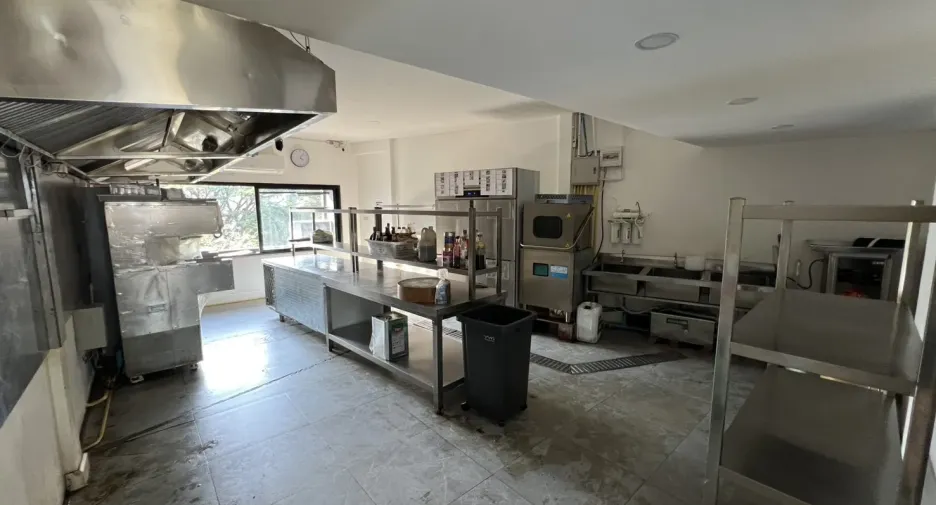 For rent 4 bedrooms retail Space in Watthana, Bangkok