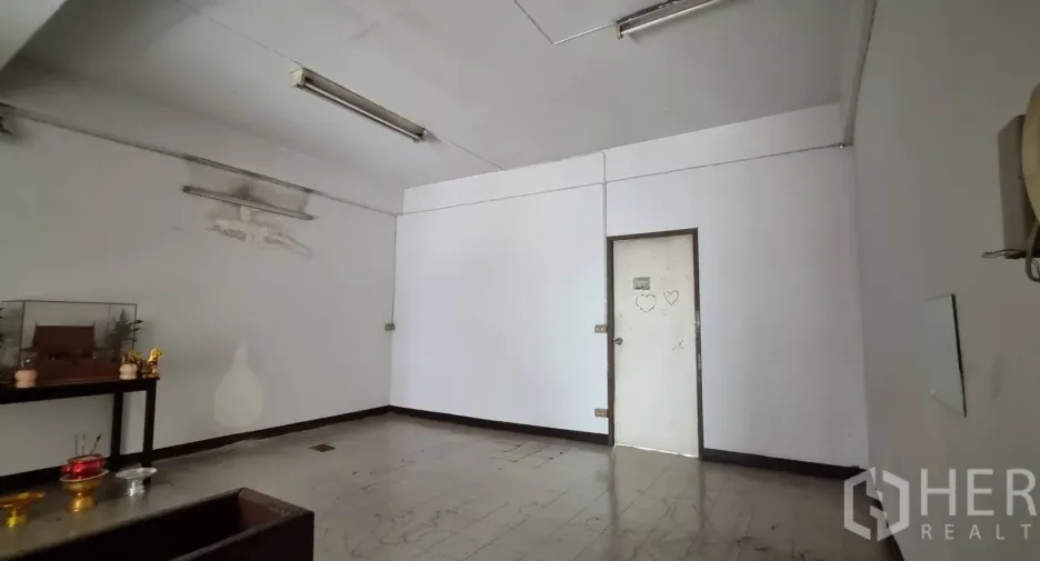 For rent and for sale retail Space in Watthana, Bangkok