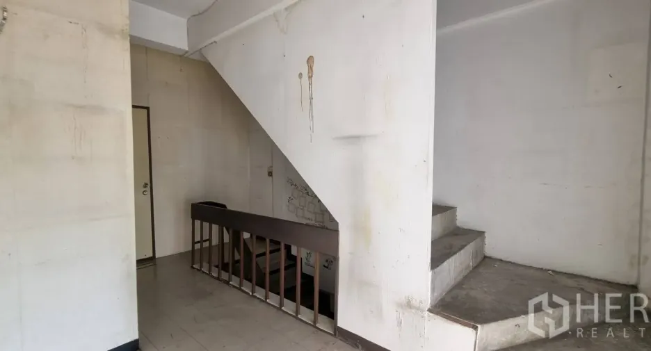 For rent and for sale retail Space in Watthana, Bangkok