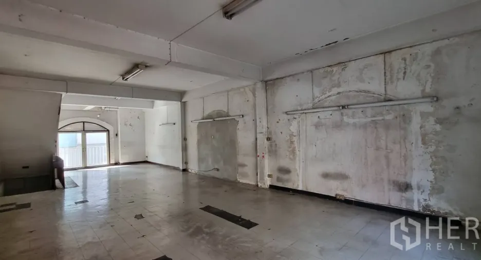 For rent and for sale retail Space in Watthana, Bangkok