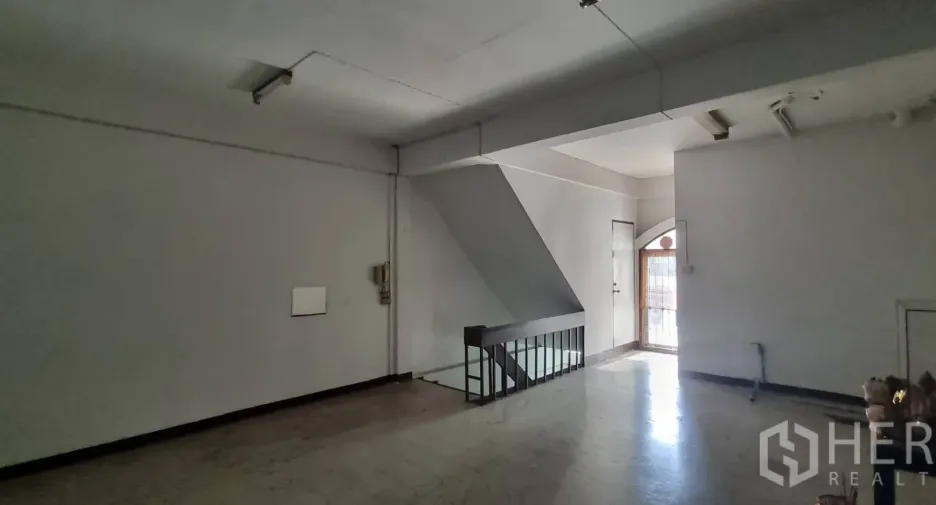 For rent and for sale retail Space in Watthana, Bangkok