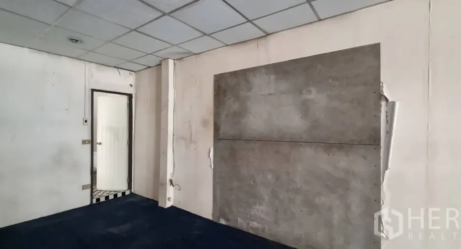 For rent and for sale retail Space in Watthana, Bangkok