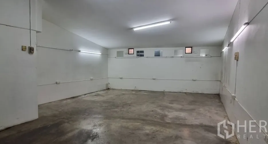 For rent and for sale retail Space in Watthana, Bangkok