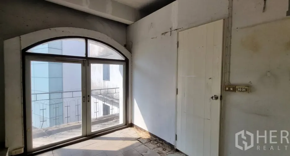 For rent and for sale retail Space in Watthana, Bangkok