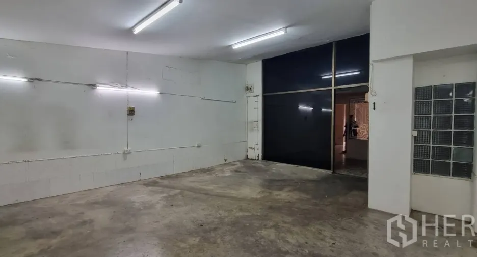 For rent and for sale retail Space in Watthana, Bangkok