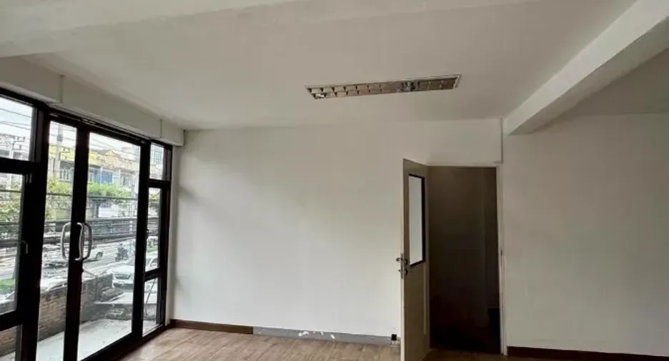 For rent and for sale retail Space in Khlong Toei, Bangkok