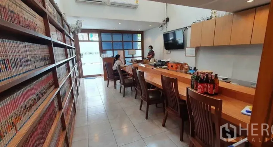 For rent 4 bedrooms retail Space in Watthana, Bangkok