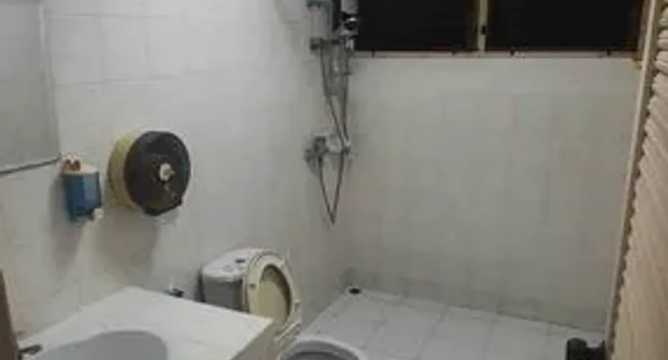 For rent 4 bedrooms retail Space in Watthana, Bangkok
