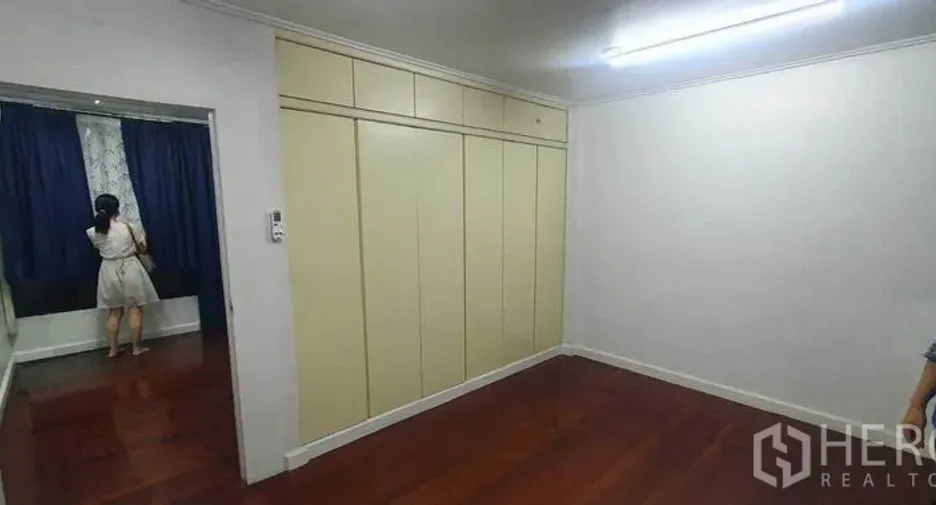 For rent 4 bedrooms retail Space in Watthana, Bangkok
