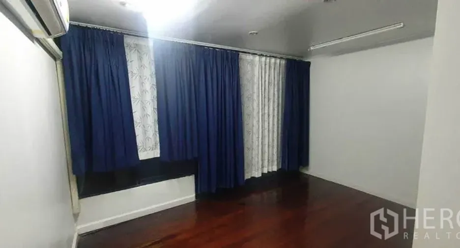 For rent 4 bedrooms retail Space in Watthana, Bangkok