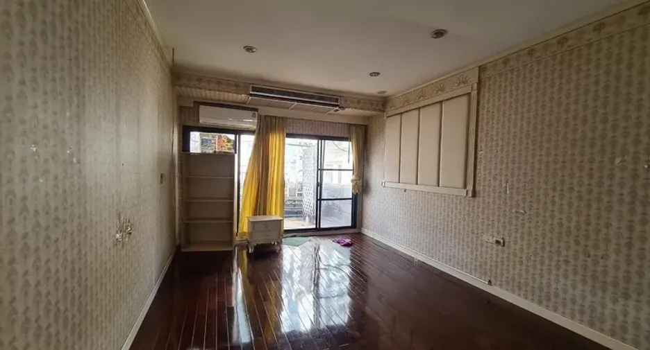 For rent retail Space in Watthana, Bangkok