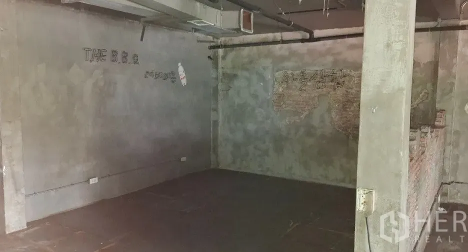 For rent and for sale retail Space in Watthana, Bangkok