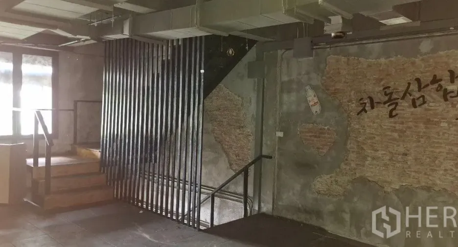 For rent and for sale retail Space in Watthana, Bangkok