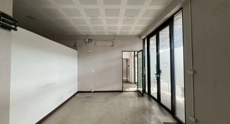 For rent retail Space in Huai Khwang, Bangkok