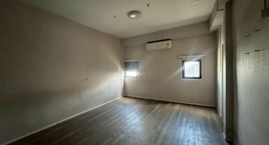 For rent retail Space in Huai Khwang, Bangkok