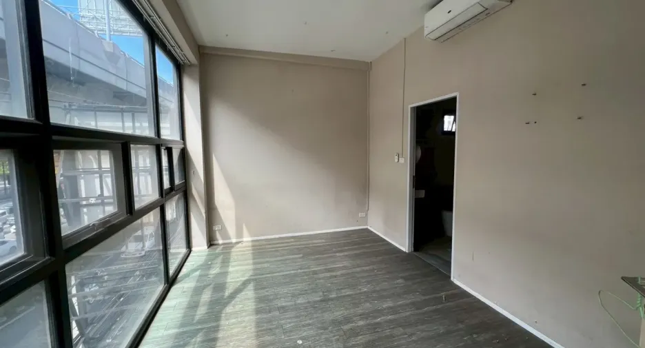 For rent retail Space in Huai Khwang, Bangkok