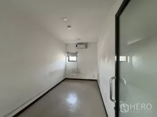 For rent retail Space in Huai Khwang, Bangkok