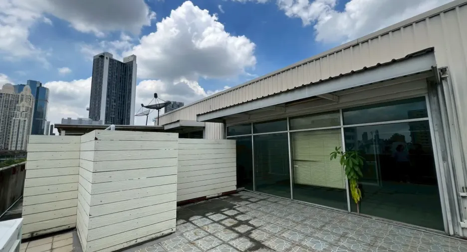 For rent 10 ベッドルーム retail Space in Sathon, Bangkok