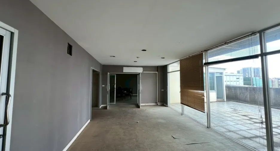 For rent 10 ベッドルーム retail Space in Sathon, Bangkok