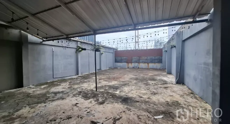 For rent retail Space in Watthana, Bangkok