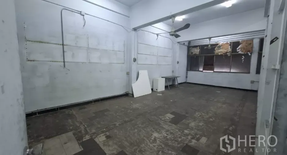 For rent retail Space in Watthana, Bangkok