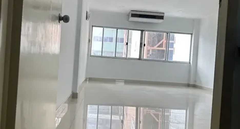For rent and for sale 4 bedrooms retail Space in Huai Khwang, Bangkok