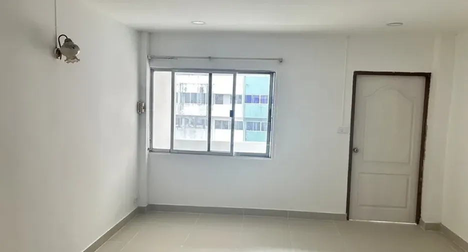 For rent and for sale 4 bedrooms retail Space in Huai Khwang, Bangkok