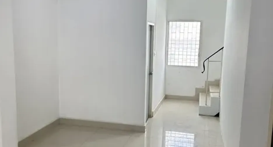 For rent and for sale 4 bedrooms retail Space in Huai Khwang, Bangkok