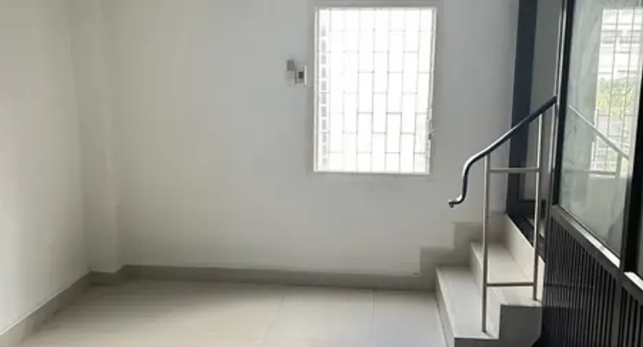 For rent and for sale 4 bedrooms retail Space in Huai Khwang, Bangkok