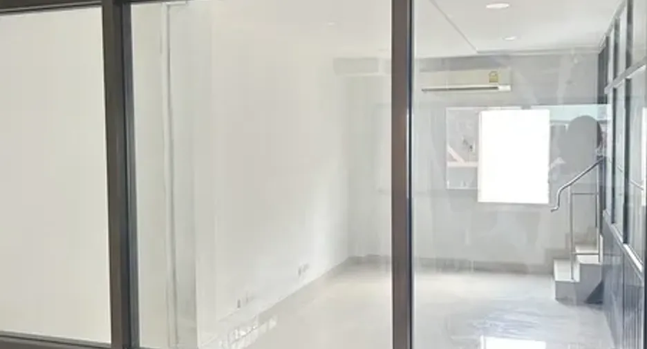 For rent and for sale 4 bedrooms retail Space in Huai Khwang, Bangkok
