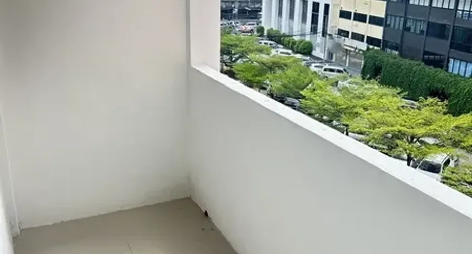 For rent and for sale 4 bedrooms retail Space in Huai Khwang, Bangkok
