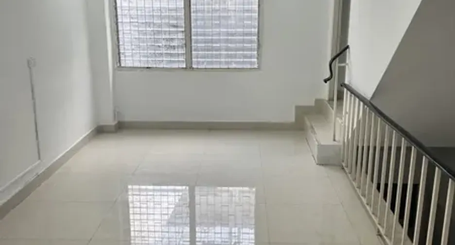 For rent and for sale 4 bedrooms retail Space in Huai Khwang, Bangkok