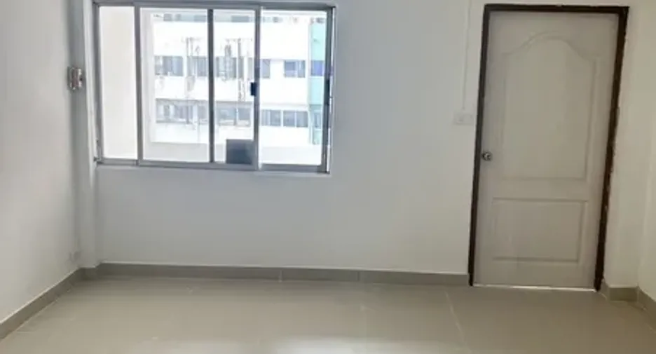 For rent and for sale 4 bedrooms retail Space in Huai Khwang, Bangkok